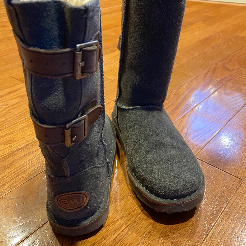 Size 7 EMU Sheepskin boots